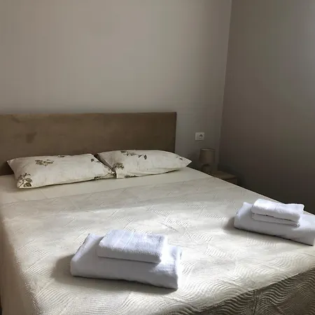 Olivia House * Yzberishti